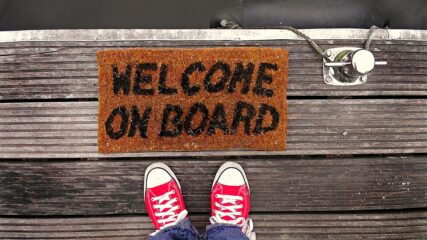 Wir begrüßen einen neue:n Mitarbeiter:in am Institut mit einem Bild "Welcome on board".